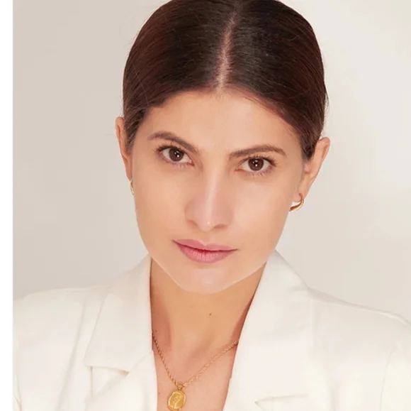 HOST PICK ❤️Stylish Oval Flower Necklace - Picture 2 of 5